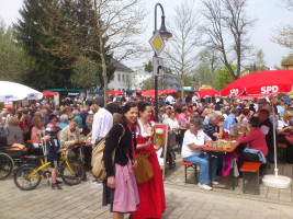 Jung und Alt trifft sich beim Maifest